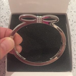 Elegant bow bracelet